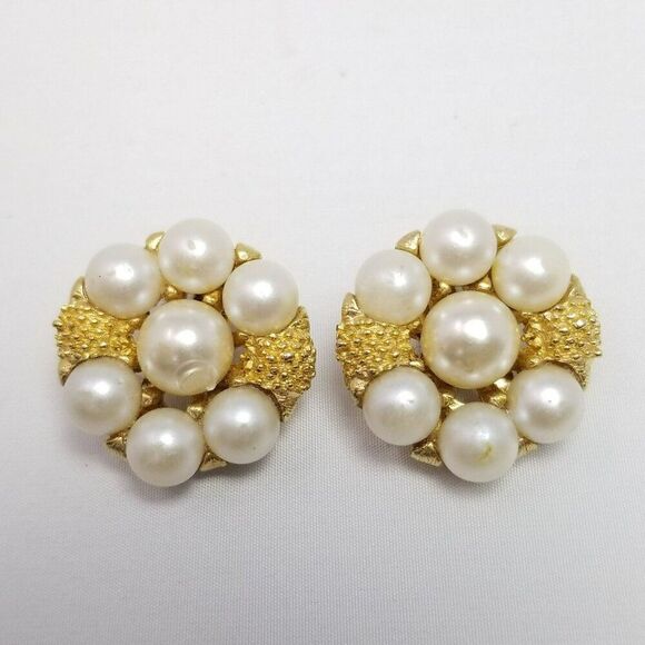 Vintage Faux Pearl and Gold Tone Cluster Clip On Earrings, Classic Retro Design - Picture 2 of 6